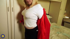 Horny British Mature Lady Fucks Herself in Bed