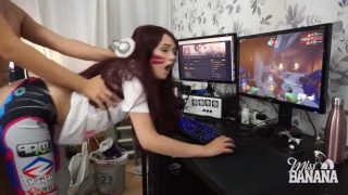 D.Va Cosplay-tjej får creampie medan hon spelar Overwatch