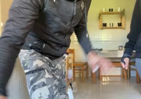 INCREÍBLE MAMADA EN LA COCINA Y CORRIDA EN LA BOCA CON MILF ESPAÑOLA