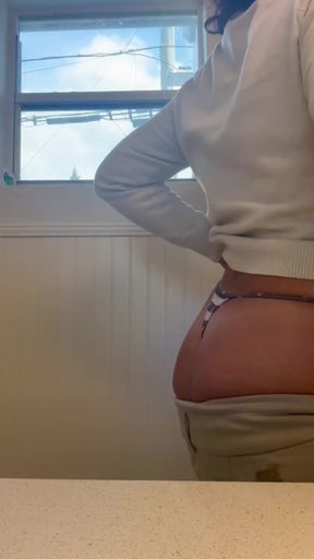 LATINA AMATEUR MASTURBATING HER PUSSY