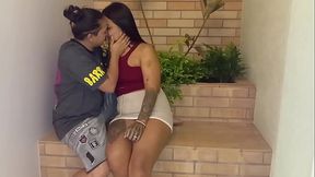 mientras estoy jugando con mi celular, recibo la visita de mi amante quien no controla sus ganas de cogerme