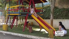 Jovens meninas se chupando no parquinho