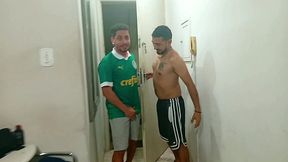 ele disse pra esposa que ia ver futebol em casa