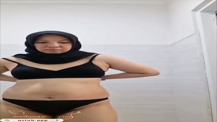 ( TELEGRAM : KEXMU ) Bokep Tante Jilbab Bu Guru Kesepian Bugil di WC Umum