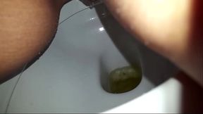 Javais tr&egrave_s envie de faire pipi...Venez me d&eacute_couvrir autrement, plus ...