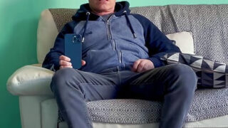 Britânicos gostosos e caseiros acariciam pênis enormes e gozam forte em uma foda anal gay quente