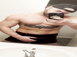 Buff Bi-raunchy Takes Penis Out And Poses For Onlyfans
