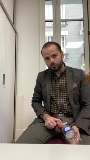 Thomas GODEBIN drinks his own piss at work