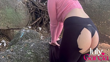 Morena peituda vai caminhar no parque mas acaba se masturbando escondida atras das árvores