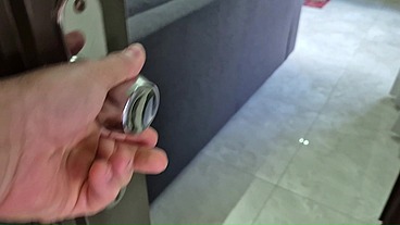 Passei a mão na bunda e na buceta da minha tia gostosa enquanto ela estava deitada no sofá mostrando tudo pra mim