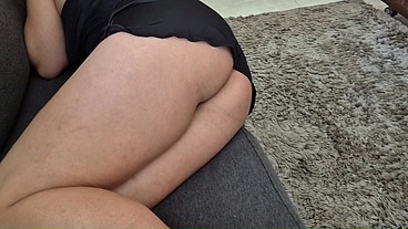 Passei a mão na bunda e na buceta da minha tia gostosa enquanto ela estava deitada no sofá mostrando tudo pra mim