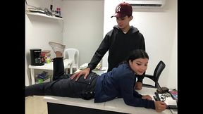 MI HERMOSA VECINA MIRO A VERME MI GRAN PENE LE DIERON GANAS DE TOCARMELO