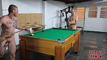jogando sinuca e chupando peitinho com os Carmonas