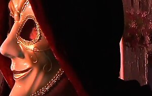 La bruna Taryn Thomas fa sesso anale in costume con Alec Metro