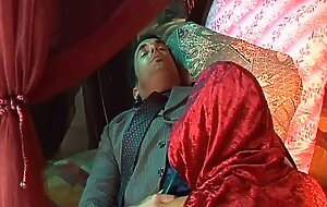La bruna Taryn Thomas fa sesso anale in costume con Alec Metro