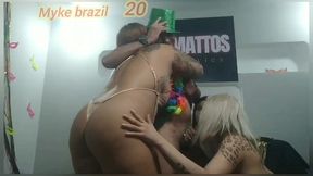 festa no salao com muitas mulhers gostosas carnaval 2024