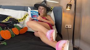 All natural big tits big ass amazingly beautiful college girl comes for a Halloween Costumes try on haul turns out it was porn