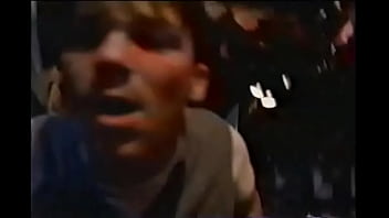 Bob bombea a una sobre una mesa de pinball