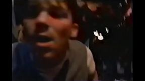 Bob bombea a una sobre una mesa de pinball