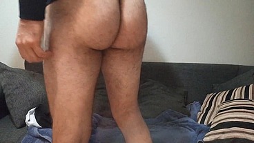 Hetero muestra su culo y verga
