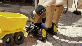 Giantess destroys cars-4 MOV