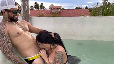 EATING A HOT BRUNETTE I MET ON THE BEACH