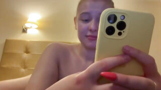 Horká naolejovaná amatérská teenagerka třese svým velkým zadkem sólo