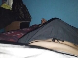 VERGA GRUESA HACIENDO BULTOS EN SHORTS