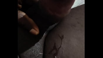 Neg&atilde_o com o cacete bem duro gozando gostoso