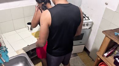 Follando en la cocina con la vecina muy duro
