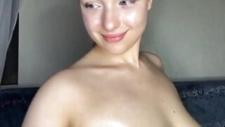 Une MILF amatrice aux gros seins naturels et au gros cul se masturbe avec un vibromasseur.