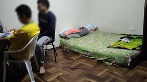 estoy donde mi mejor amigo jugando en la pc luego viene su esposa le pone los cuerno conmigo ya que mi mejor amigo no se la folla aprovecho para follarmela mientras el sigue jugando