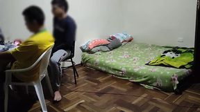 estoy donde mi mejor amigo jugando en la pc luego viene su esposa le pone los cuerno conmigo ya que mi mejor amigo no se la folla aprovecho para follarmela mientras el sigue jugando