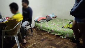 estoy donde mi mejor amigo jugando en la pc luego viene su esposa le pone los cuerno conmigo ya que mi mejor amigo no se la folla aprovecho para follarmela mientras el sigue jugando