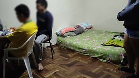 estoy donde mi mejor amigo jugando en la pc luego viene su esposa le pone los cuerno conmigo ya que mi mejor amigo no se la folla aprovecho para follarmela mientras el sigue jugando