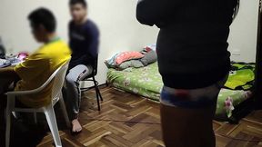 estoy donde mi mejor amigo jugando en la pc luego viene su esposa le pone los cuerno conmigo ya que mi mejor amigo no se la folla aprovecho para follarmela mientras el sigue jugando