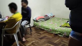 estoy donde mi mejor amigo jugando en la pc luego viene su esposa le pone los cuerno conmigo ya que mi mejor amigo no se la folla aprovecho para follarmela mientras el sigue jugando