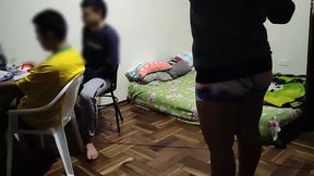 estoy donde mi mejor amigo jugando en la pc luego viene su esposa le pone los cuerno conmigo ya que mi mejor amigo no se la folla aprovecho para follarmela mientras el sigue jugando