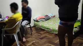 estoy donde mi mejor amigo jugando en la pc luego viene su esposa le pone los cuerno conmigo ya que mi mejor amigo no se la folla aprovecho para follarmela mientras el sigue jugando