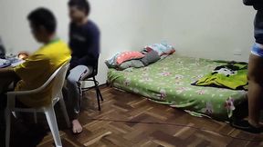 estoy donde mi mejor amigo jugando en la pc luego viene su esposa le pone los cuerno conmigo ya que mi mejor amigo no se la folla aprovecho para follarmela mientras el sigue jugando