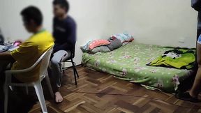 estoy donde mi mejor amigo jugando en la pc luego viene su esposa le pone los cuerno conmigo ya que mi mejor amigo no se la folla aprovecho para follarmela mientras el sigue jugando