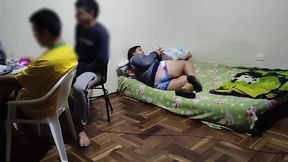 estoy donde mi mejor amigo jugando en la pc luego viene su esposa le pone los cuerno conmigo ya que mi mejor amigo no se la folla aprovecho para follarmela mientras el sigue jugando