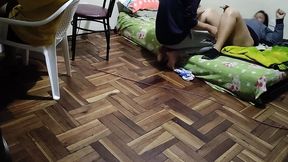 estoy donde mi mejor amigo jugando en la pc luego viene su esposa le pone los cuerno conmigo ya que mi mejor amigo no se la folla aprovecho para follarmela mientras el sigue jugando