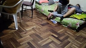 estoy donde mi mejor amigo jugando en la pc luego viene su esposa le pone los cuerno conmigo ya que mi mejor amigo no se la folla aprovecho para follarmela mientras el sigue jugando