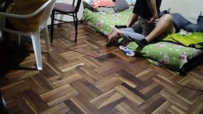 estoy donde mi mejor amigo jugando en la pc luego viene su esposa le pone los cuerno conmigo ya que mi mejor amigo no se la folla aprovecho para follarmela mientras el sigue jugando