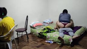 estoy donde mi mejor amigo jugando en la pc luego viene su esposa le pone los cuerno conmigo ya que mi mejor amigo no se la folla aprovecho para follarmela mientras el sigue jugando