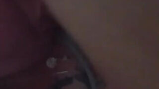 Selbstgedrehtes Video einer vollbusigen, blonden amerikanischen MILF, die einen schlampigen Blowjob gibt und ihren eigenen fetten Arsch fickt.