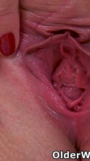 Sex Crazed Mature Camilla Creampie From the UK Loves Toying Her Lady Bits