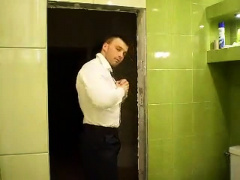 RUSSIAN BODYBUILDER STRIP AND CUM