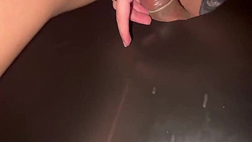 Depois do Baile funk, fui transar nos buracos, de primeira foi um pau pequeno, mas depois venho um pau grande que deixei até me dá leitinho na boca